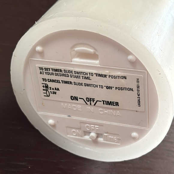 White real wax battery-operated candle - Picture 3 of 3